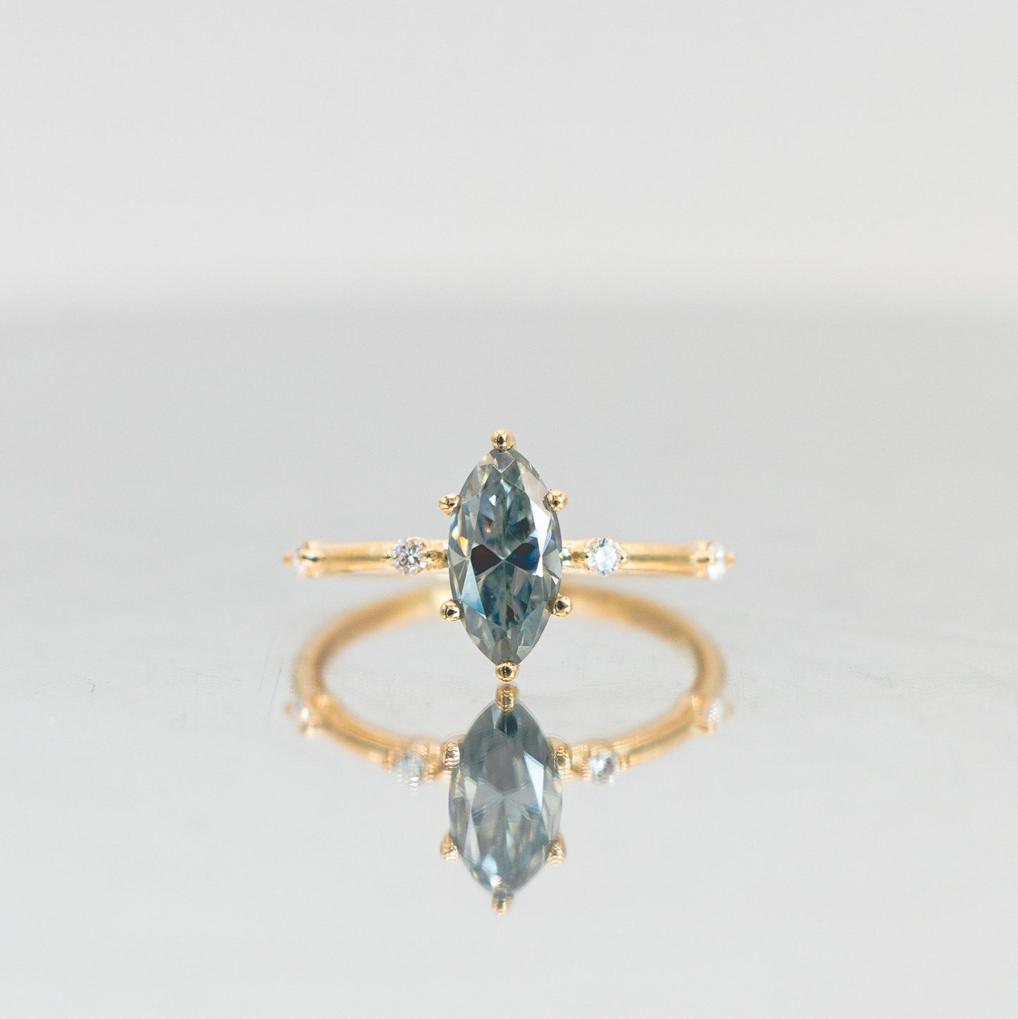 Vintage Grace Marquise Ring – Elegant Diamond Design